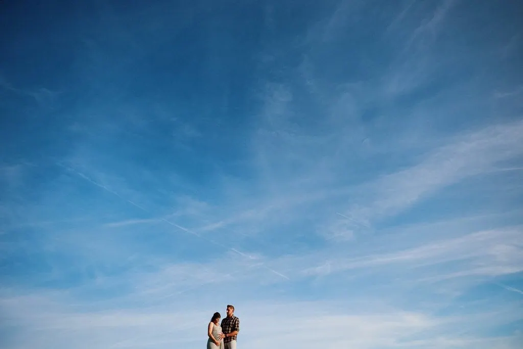 Couple sous un grand ciel bleu.