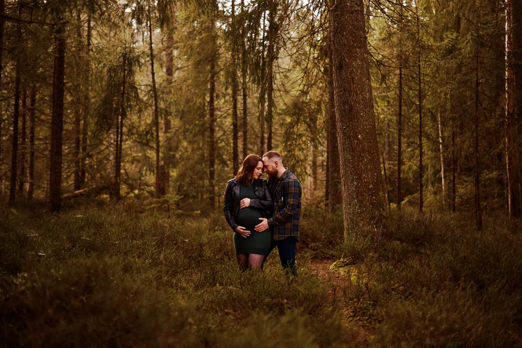Couple dans une forêt automnale.