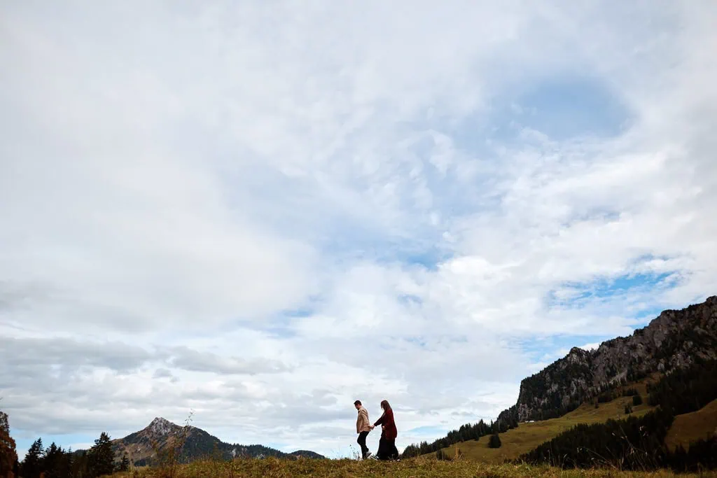 Paysage montagneux avec deux personnes marchant.