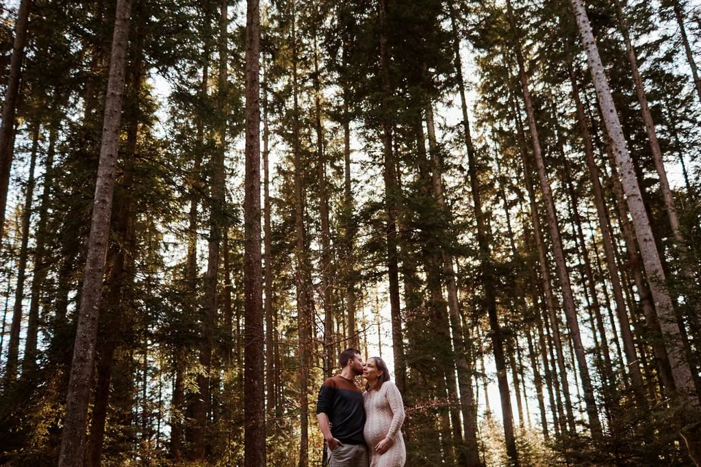 Couple s'embrassant dans la forêt