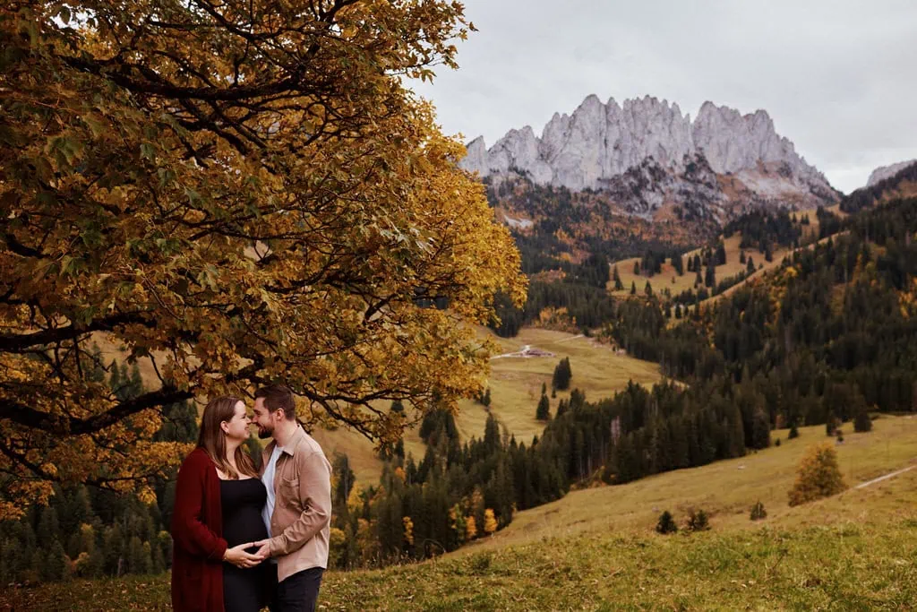 Couple dans la montagne automnale embrassant