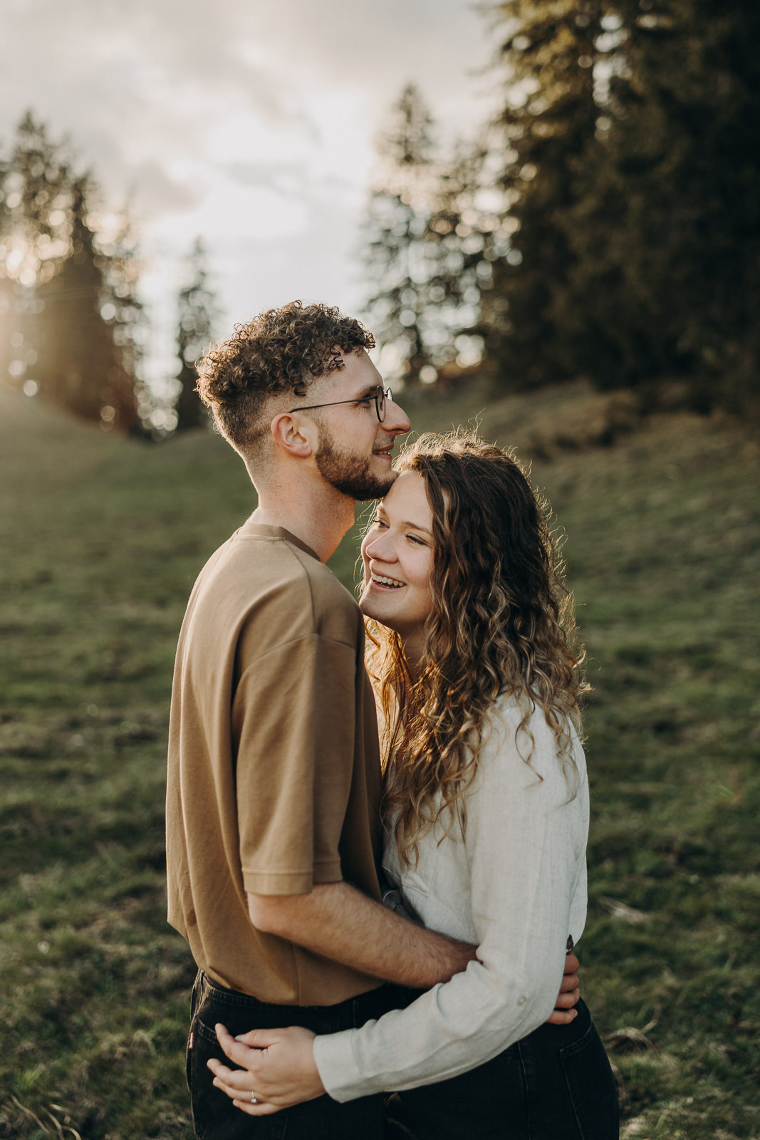 Couple heureux en plein air, étreints.