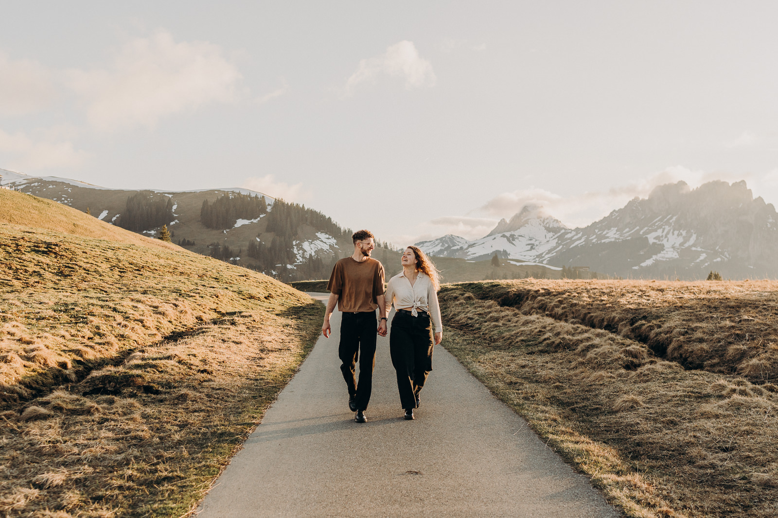 Couple marchant main dans la main en montagne.