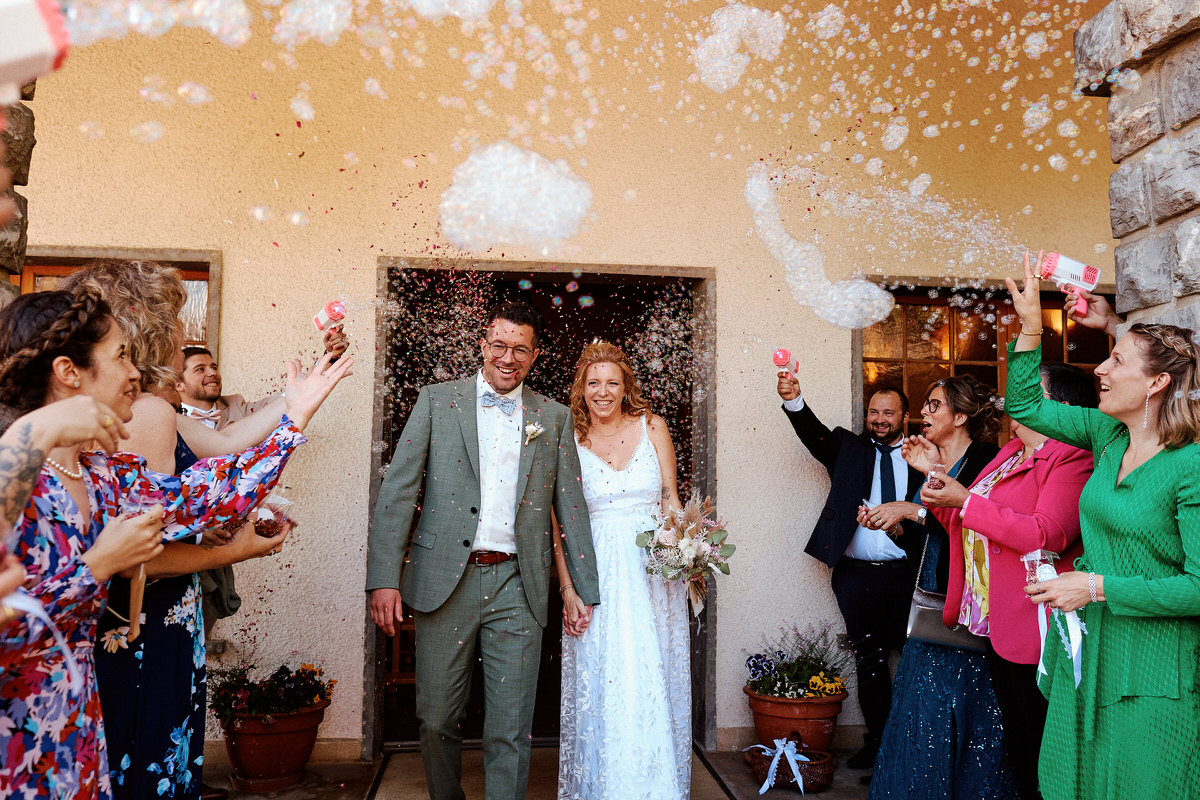 Mariage avec bulles de savon et invités joyeux.