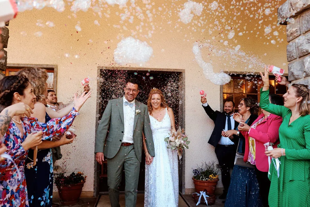 Mariage avec bulles de savon et invités joyeux.