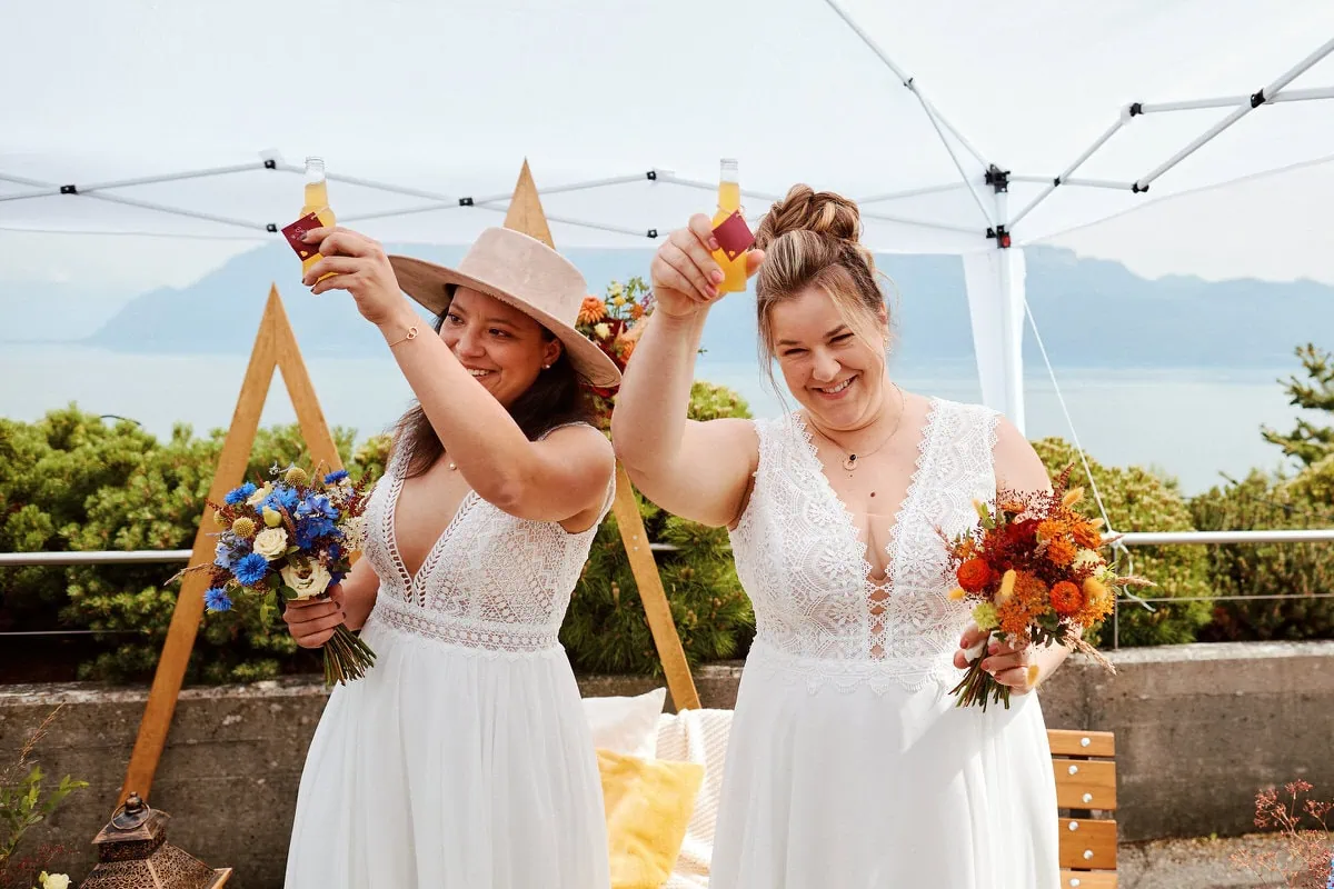Deux femmes en robes blanches célébrant avec joie.