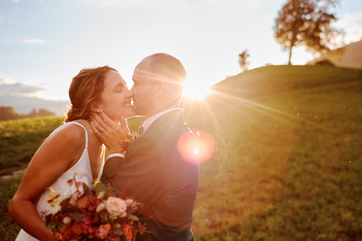 Couple s'embrassant au coucher du soleil champêtre.