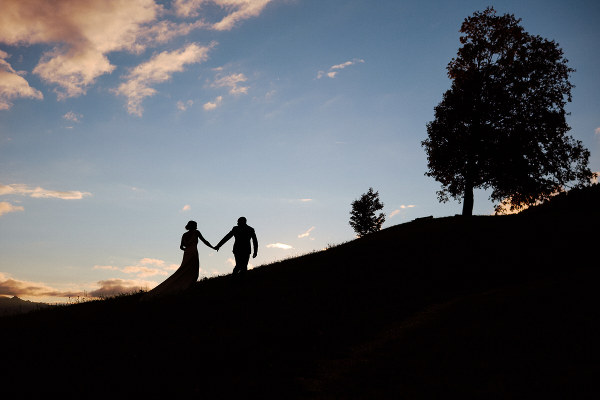 Silhouettes d'un couple au coucher du soleil