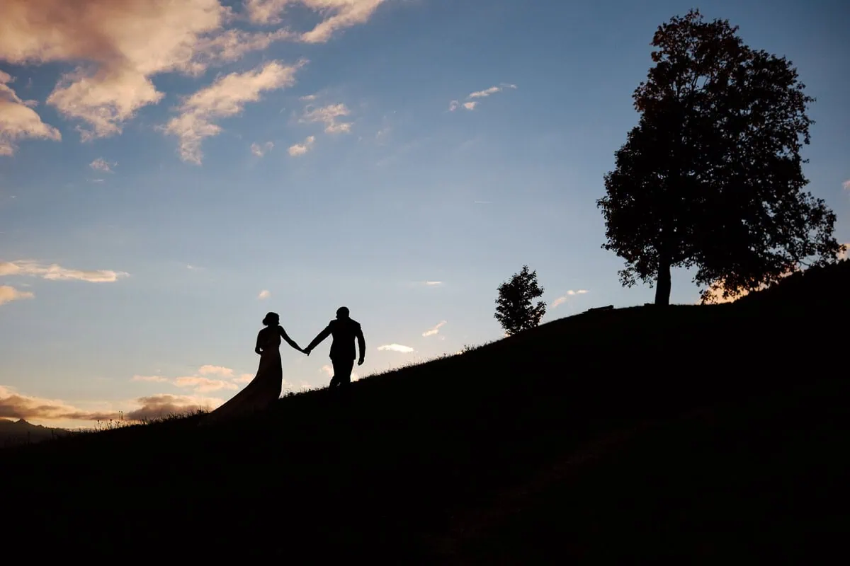 Silhouettes d'un couple au coucher du soleil
