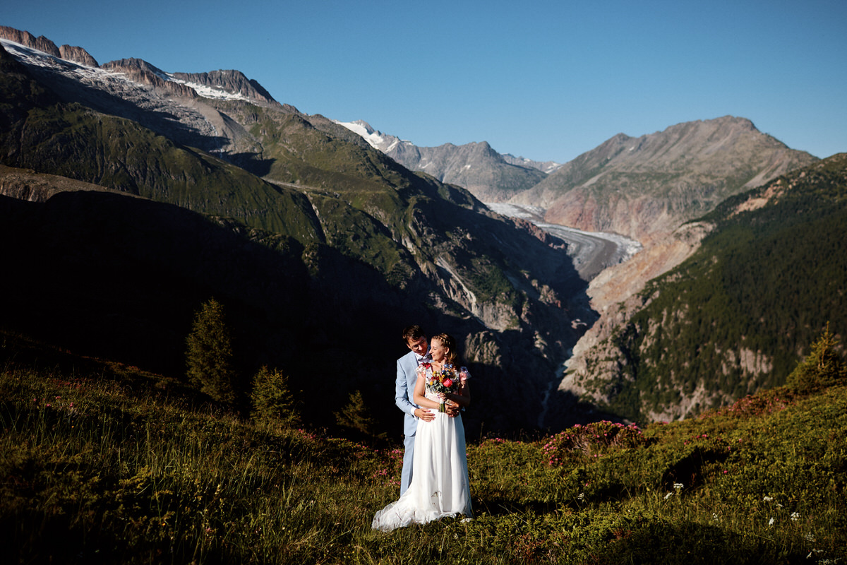 Couple marié dans les montagnes ensoleillées.