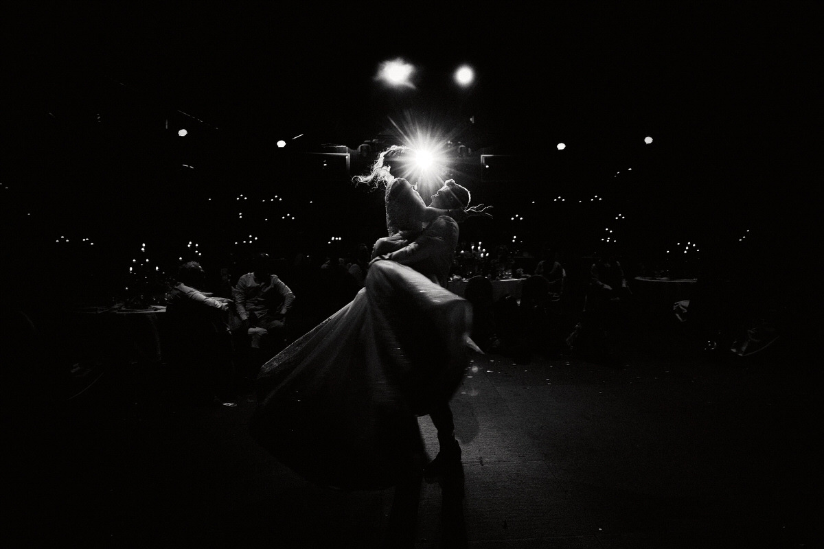 Couple dansant sous les lumières.
