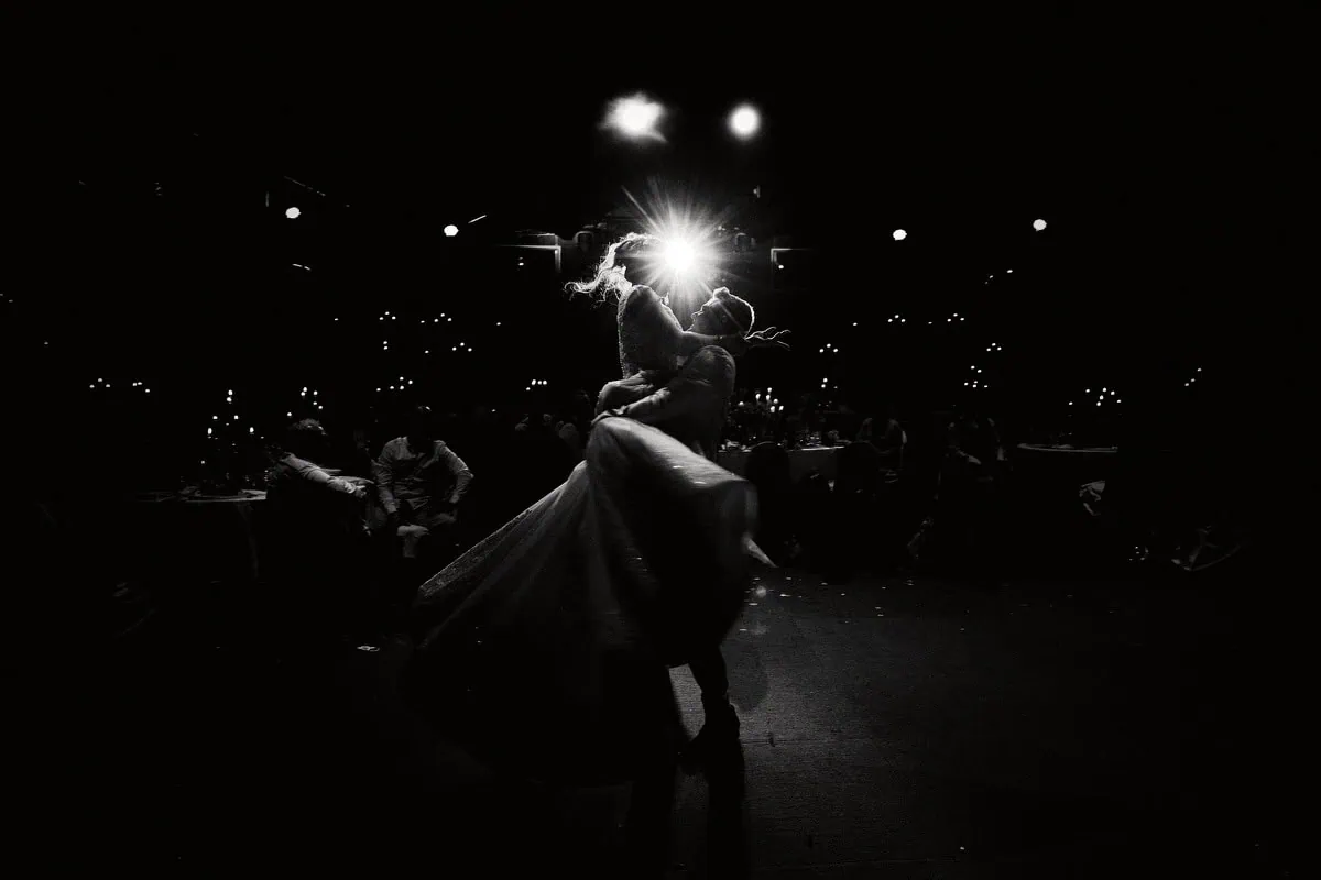 Couple dansant sous les lumières.