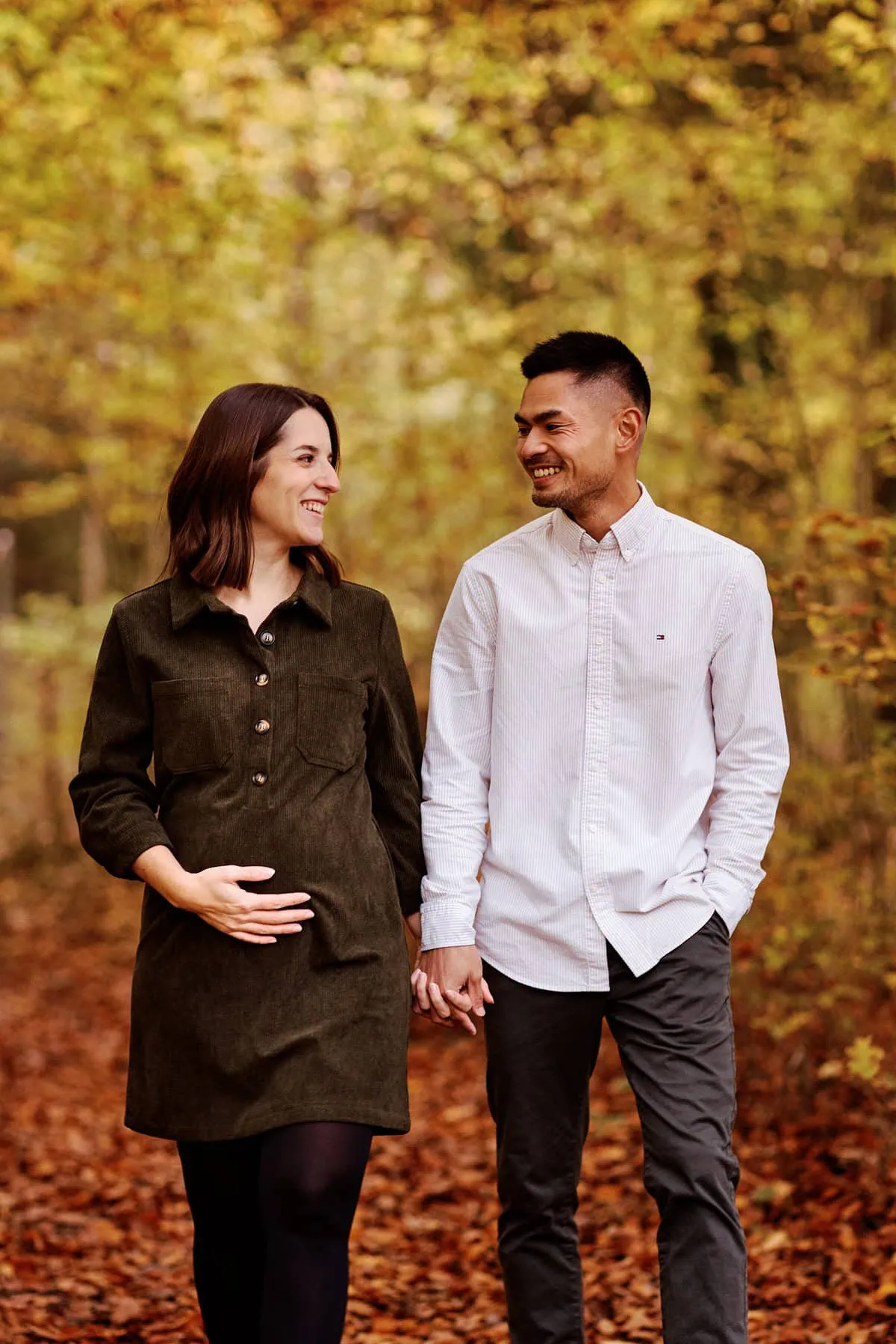 Couple souriant se tenant la main en automne
