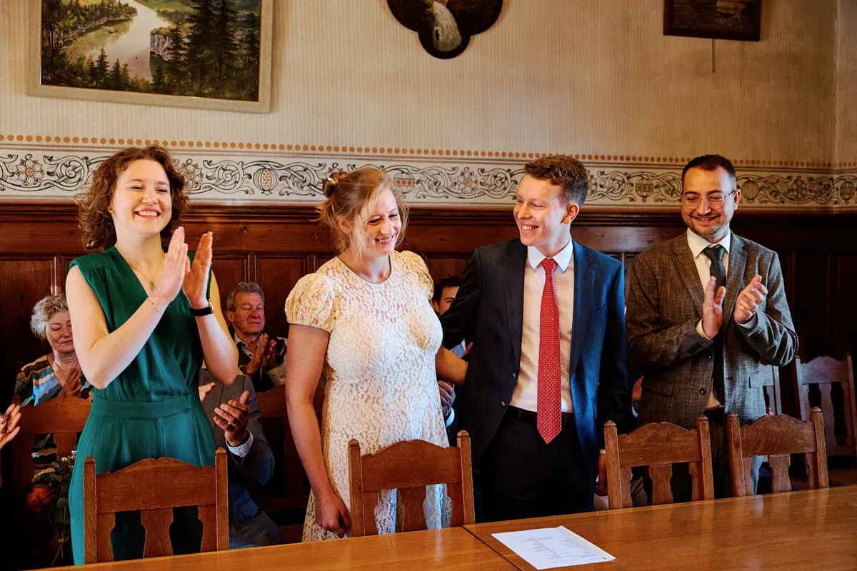 Émotion lors d'une cérémonie de mariage en intérieur.