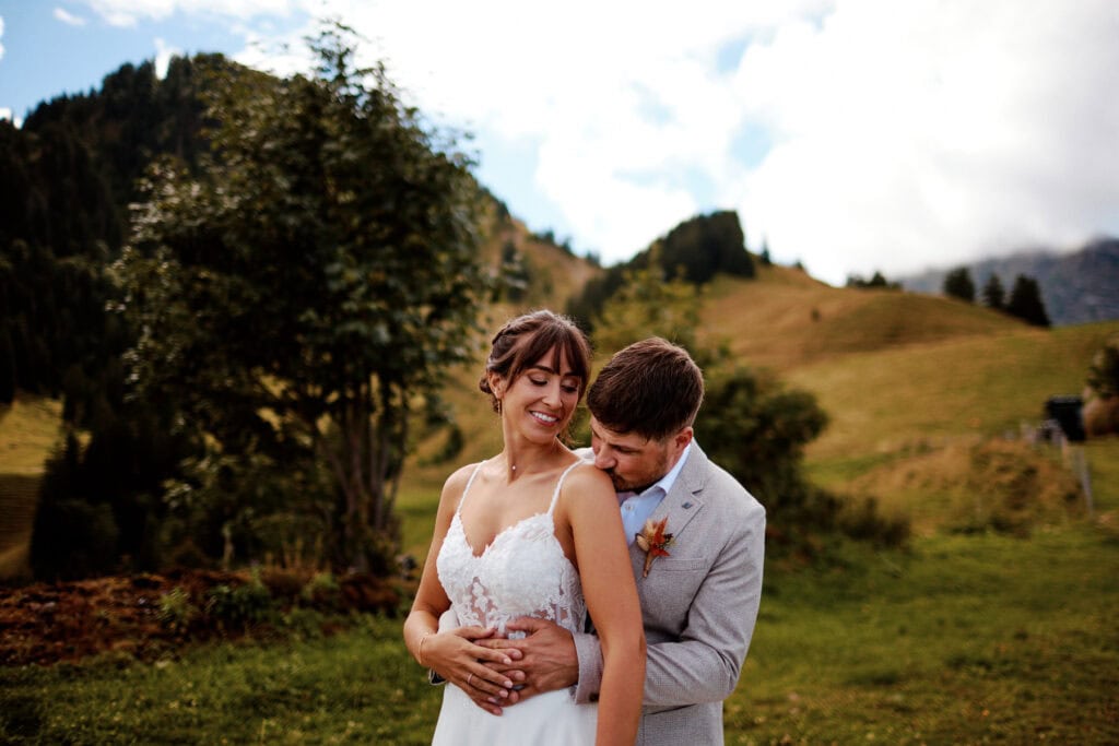 Photo de mariage dans le canton de Fribourg avec un couple heureux.