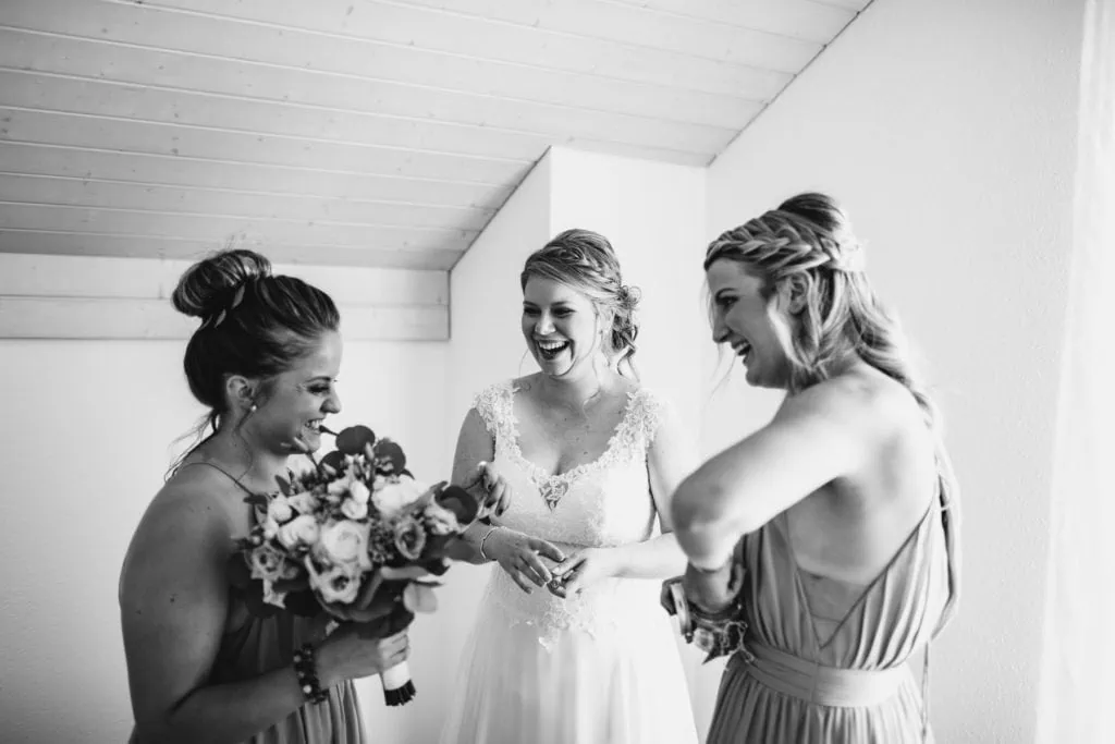 Préparatifs de la mariés avec ses témoins