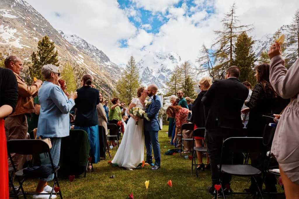 Mariage en montagne en Suisse romande, cérémonie en plein air avec vue sur les Alpes enneigées.