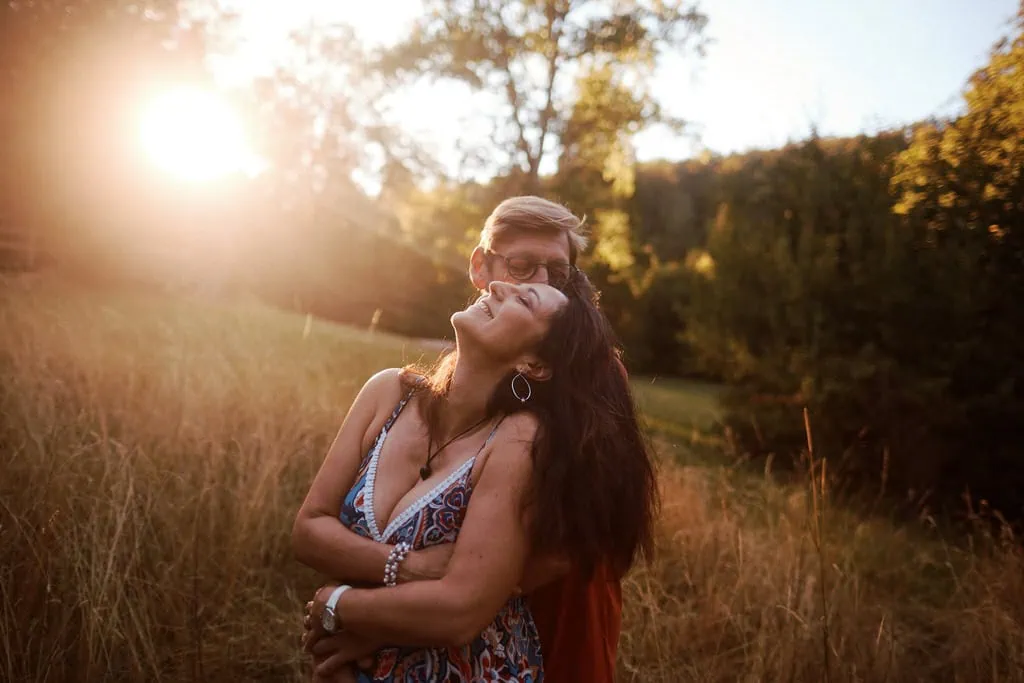 Photo de couple au coucher du Soleil