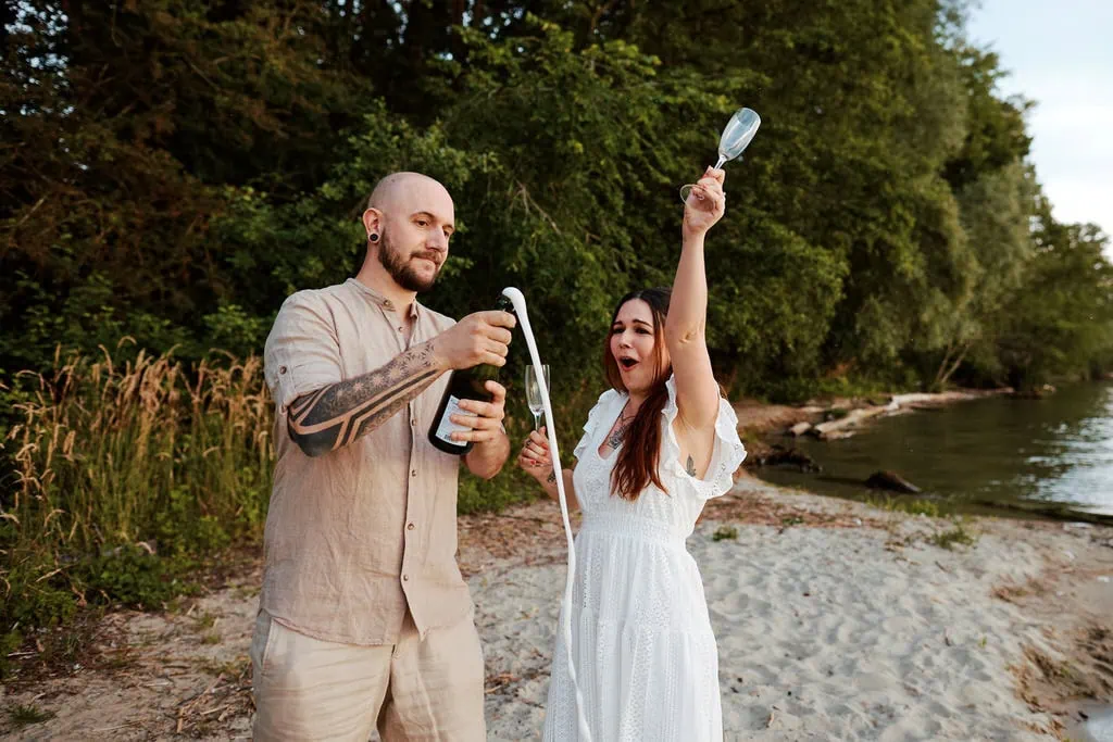 Couple avec bouteille de champagne