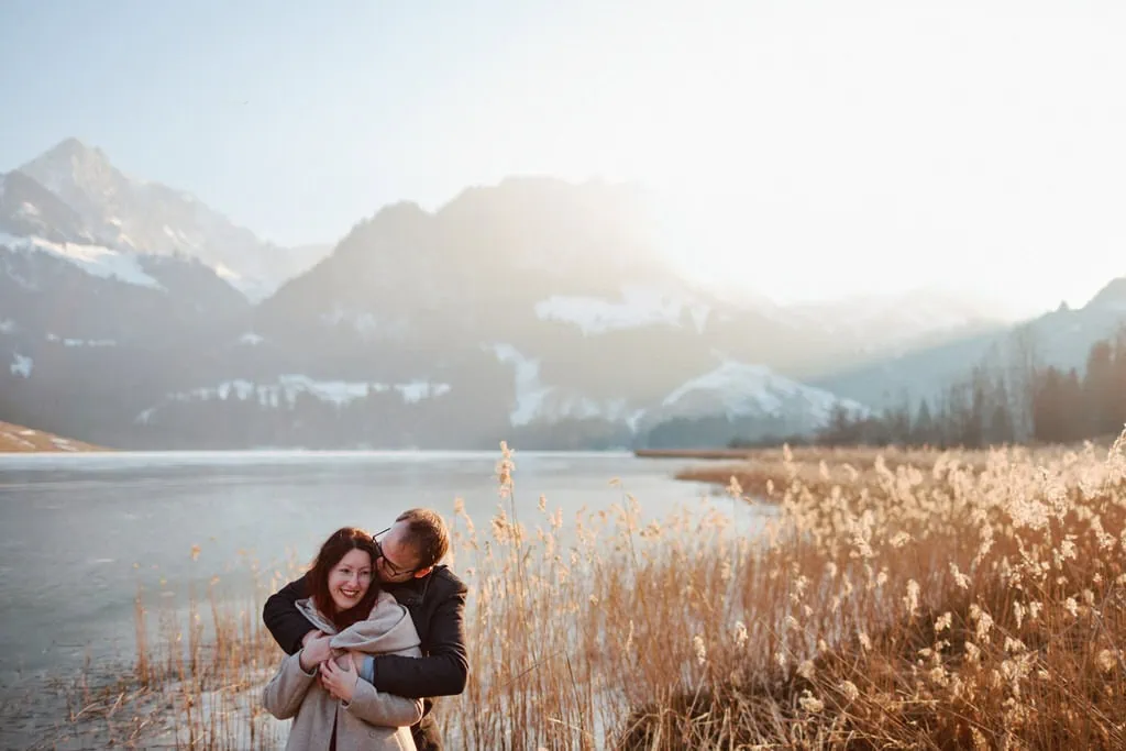 Séance photo de couple au Lac Noir dans le canton de Fribourg en hiver