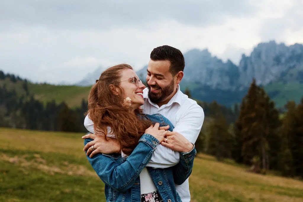 Shooting photo de couple en montagne