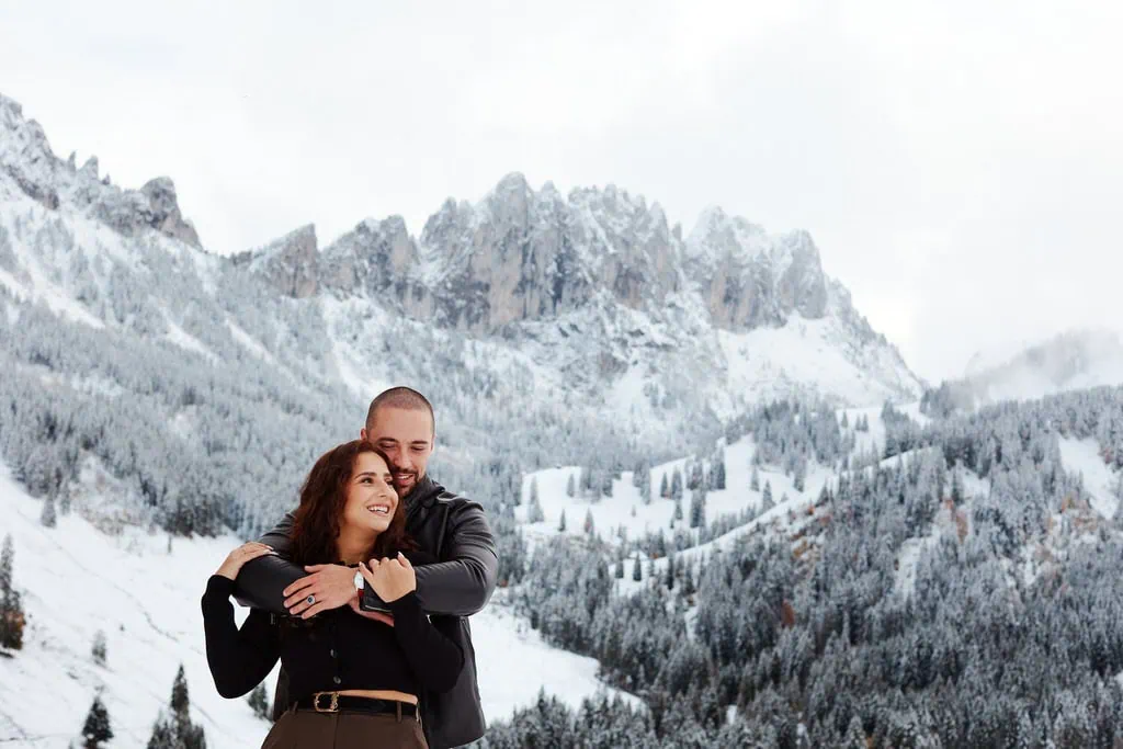 Séance photo de couple dans la neige