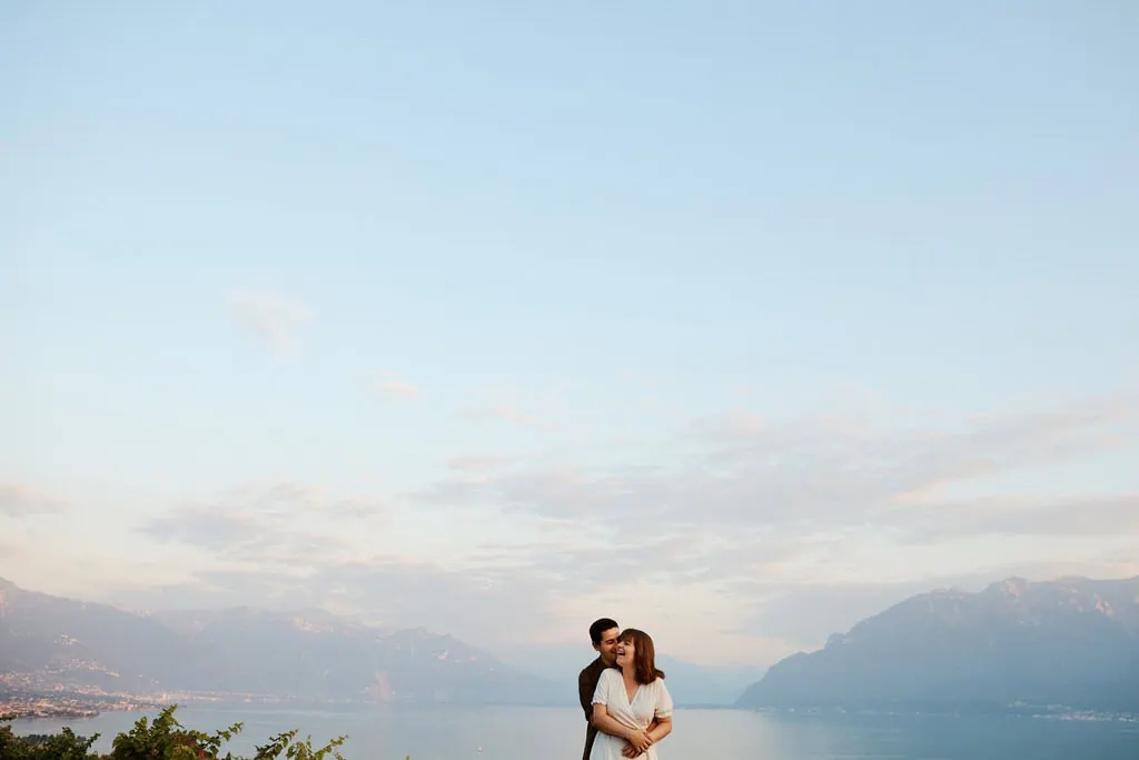 Séance photo de couple dans le Lavaux avec vue le Léman