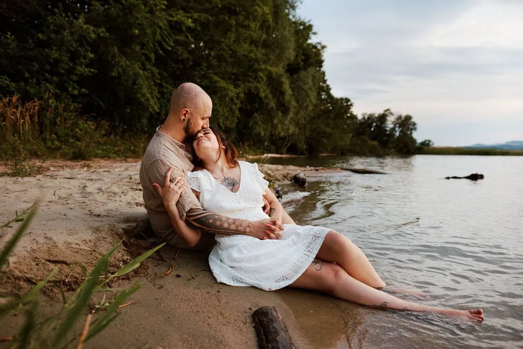 Séance photo de couple au bord de l'eau