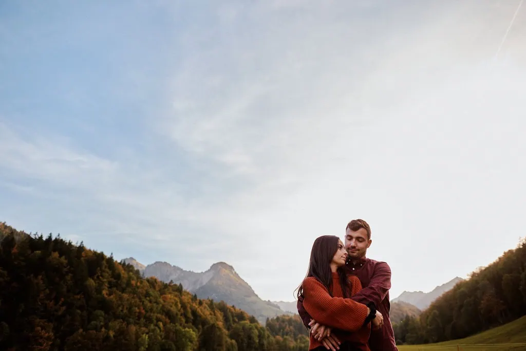 Couple devant les montagnes en Gruyère