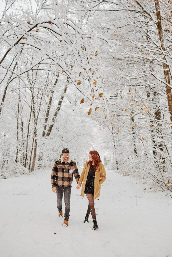 Shooting couple dans la neige