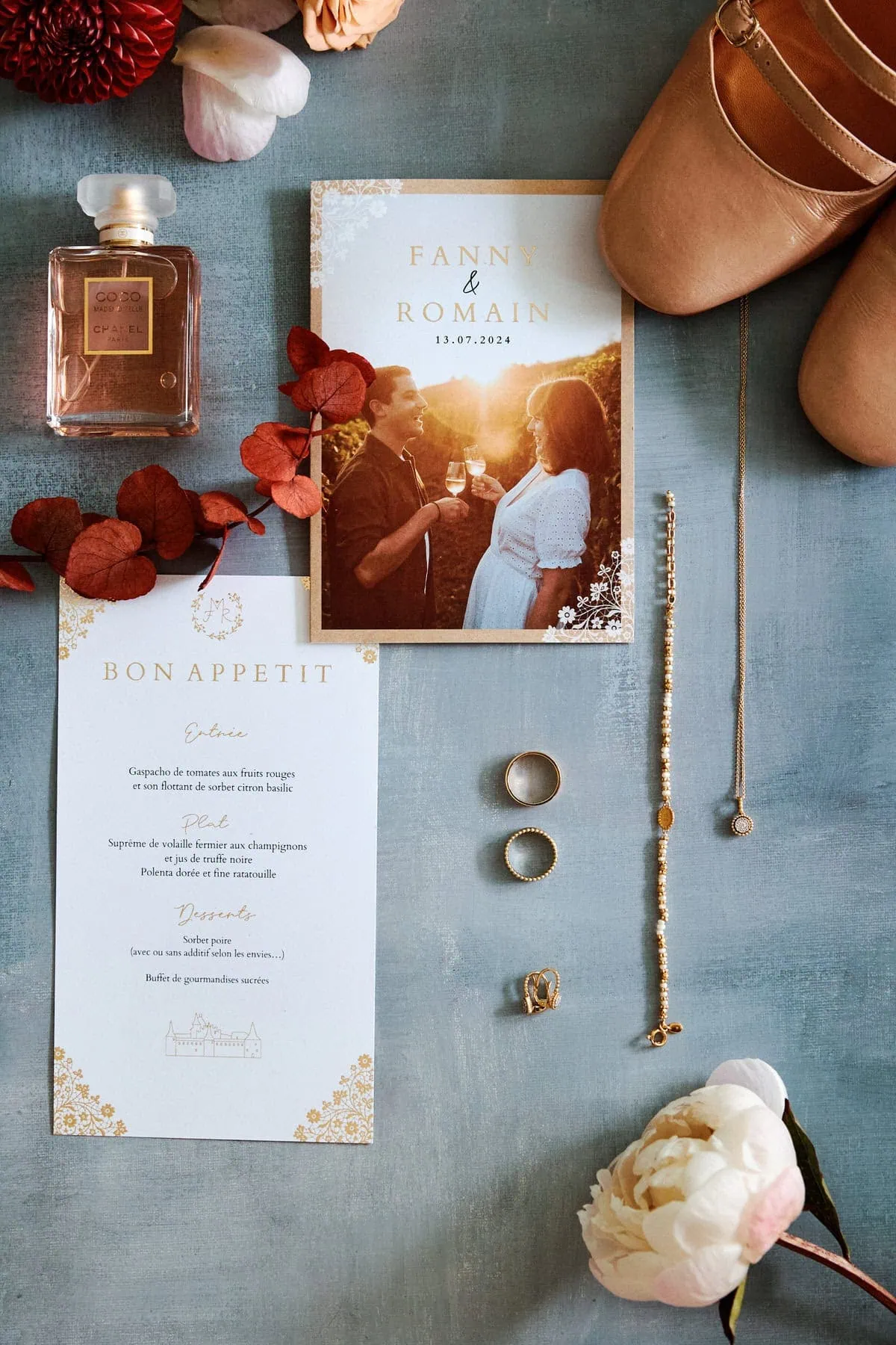 Invitation mariage avec accessoires et menu gastronomique.