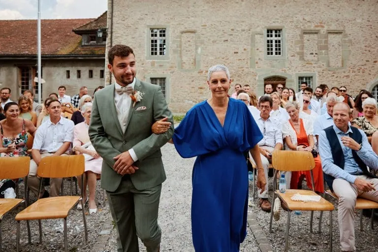 Cérémonie de mariage en extérieur avec invités présents.