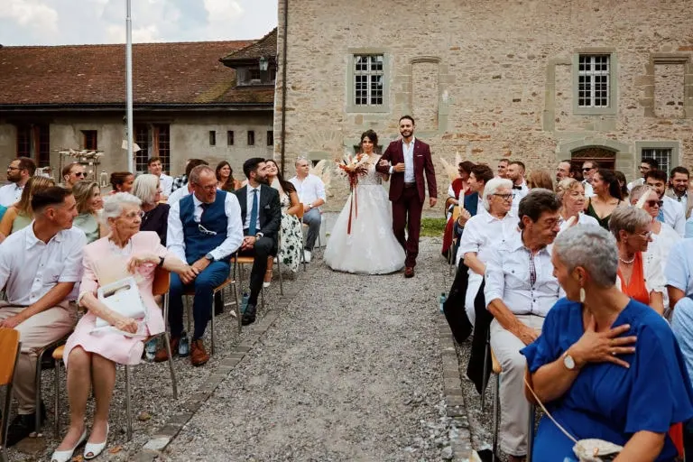 Cérémonie de mariage en plein air, mariés marchant vers l'autel.