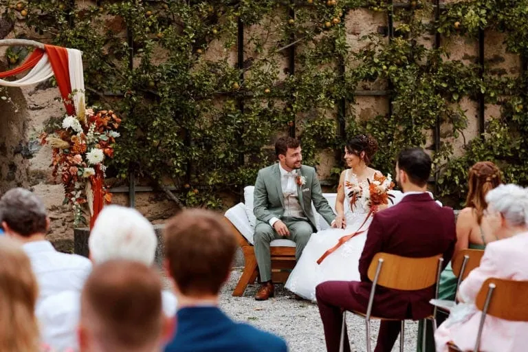 Couple assis lors d'une cérémonie de mariage.
