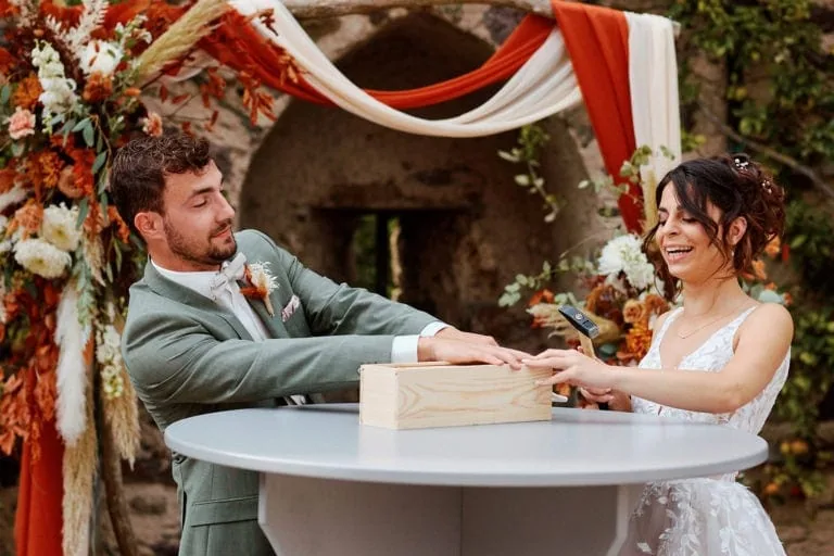 Mariage avec boîte en bois et rubans colorés.