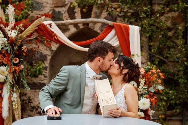 Couple s'embrasse lors de leur mariage.