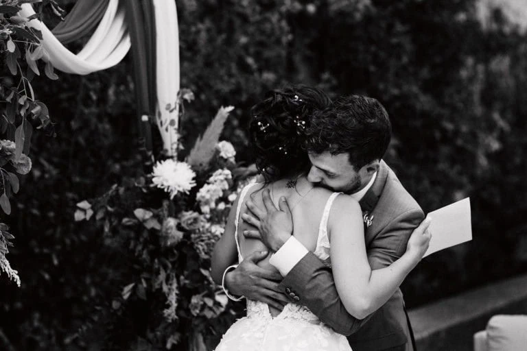 Couple s'embrassant lors d'une cérémonie de mariage.