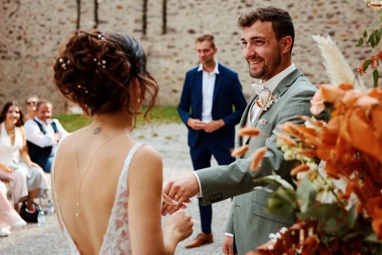 Couple à leur cérémonie de mariage en extérieur.