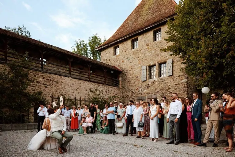 Jeu de mariage en extérieur, invités souriants.