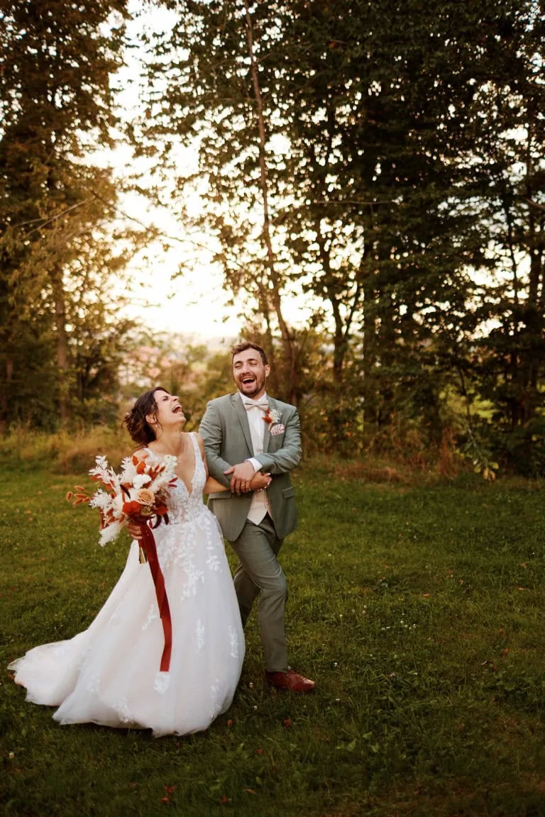 Mariage heureux couple dans le parc.