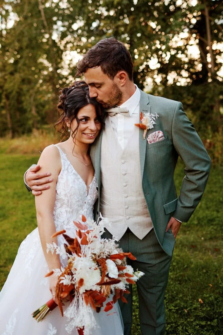 Mariage, couple heureux, extérieur, bouquet floral coloré.