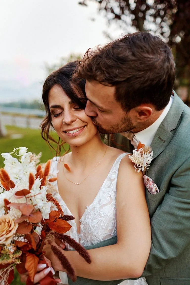 Couple heureux lors d'un mariage avec bouquet.