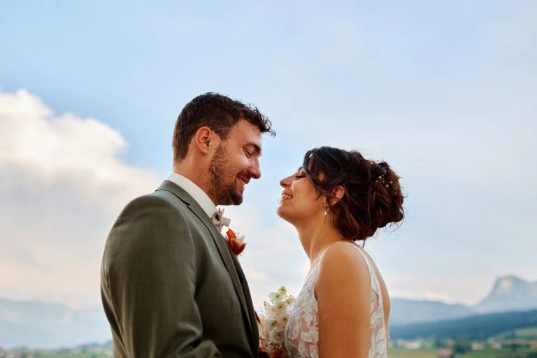 Couple heureux se tenant tête à tête, extérieur