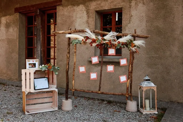 Déco mariage champêtre avec lanternes et fleurs.