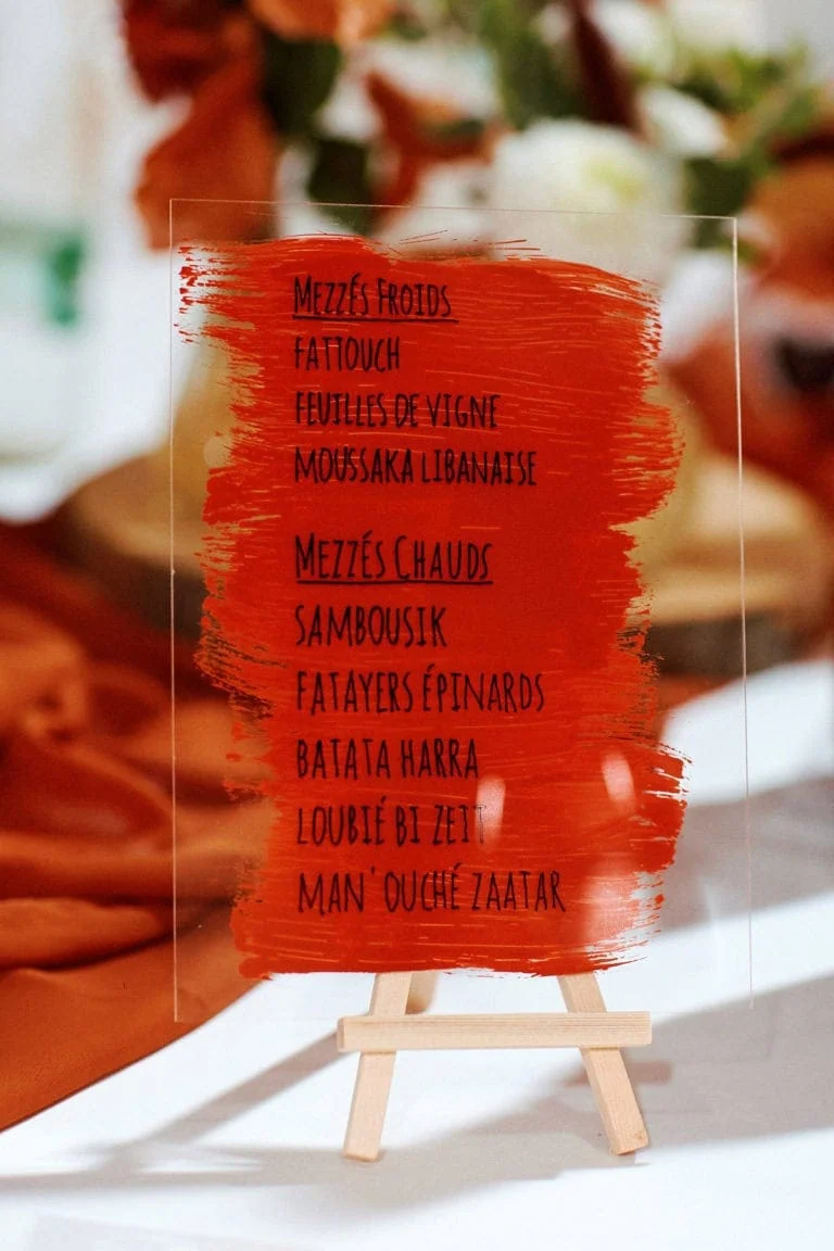 Menu libanais sur chevalet en bois.