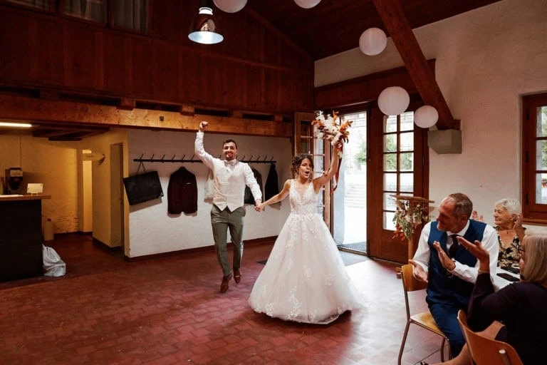 Entrée de mariés acclamés par les invités.