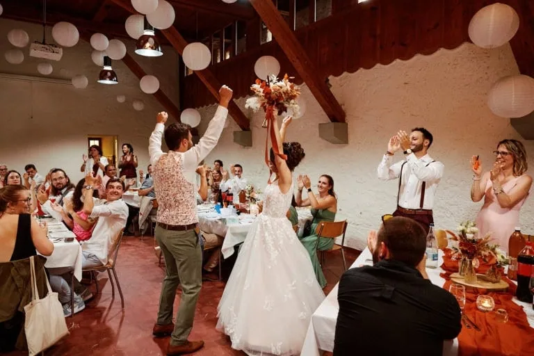 Mariage, couple danse au milieu des invités applaudissant.