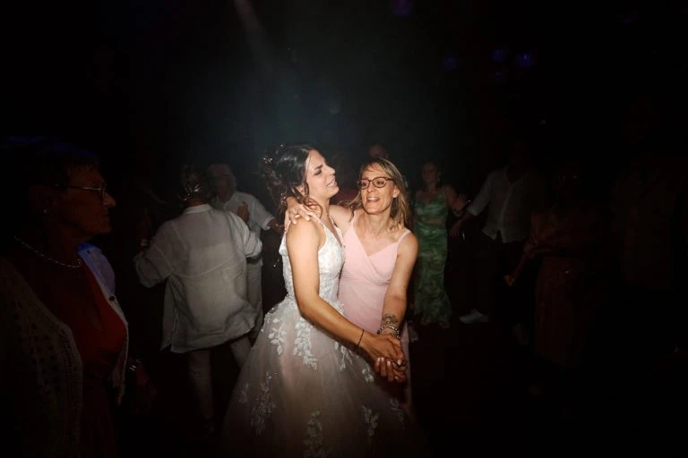 Deux personnes dansent dans une ambiance festive.