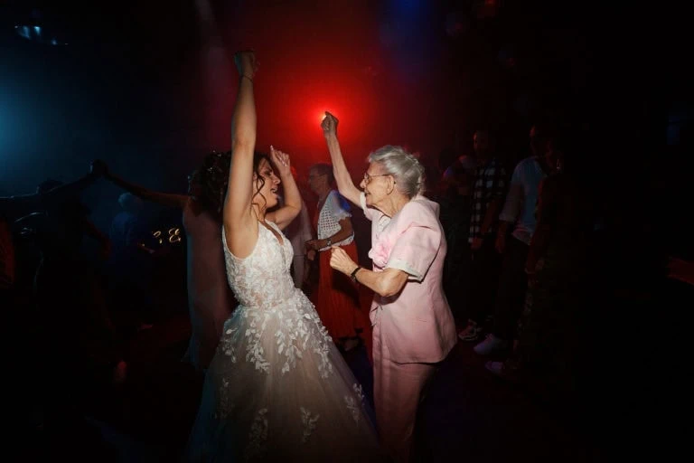 Mariée et grand-mère dansant lors d'un mariage.