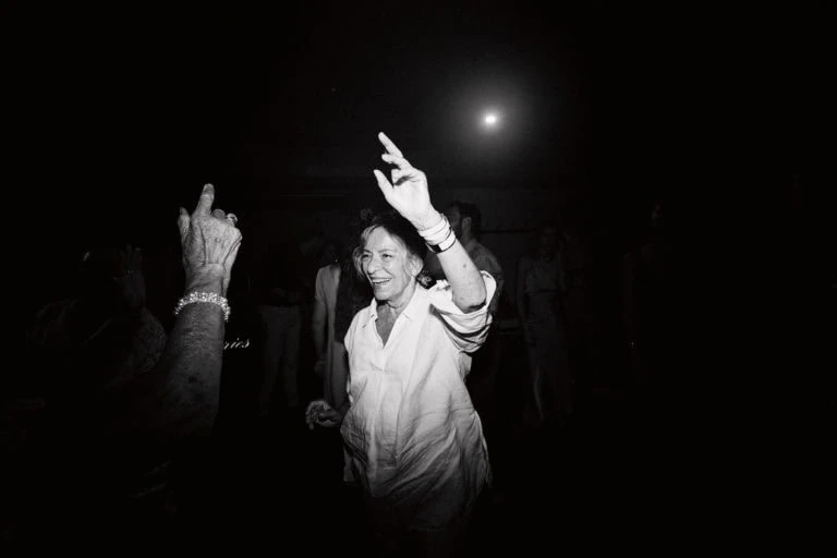 Personne dansant joyeusement en noir et blanc.